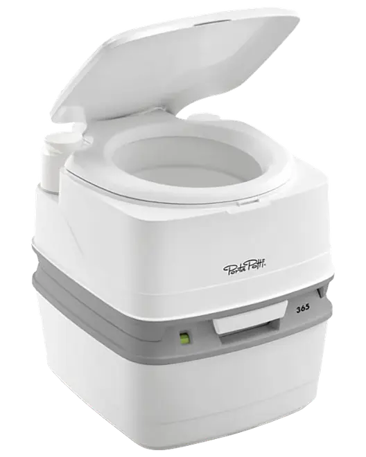 Hvid bærbar kemisk toilet med åbent låg, oval sæde, side skylletank og grå base, mærket Porta Potti 365.