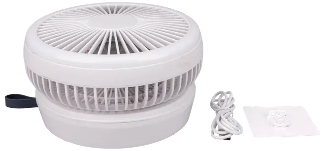 Rund, hvid, bærbar ventilator med beskyttelsesgitter, USB-opladerkabel og klæbende vægbeslag. Kompakt design til bord eller væg. Moderne og minimalistisk udseende.