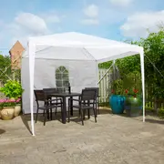 Hvidt udendørs pavillontelt med fire ben, én sidevæg med buet vindue, dækker sort havesæt med fire stole. Velegnet til have eller terrasse, vejrbestandigt materiale.