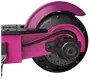 Nærbillede af et pink elektrisk løbehjuls baghjul med sort dæk, integreret motor og matchende pink skærm. Synlige ledninger og monteringsskruer for et robust design.