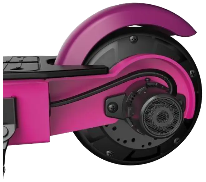 Nærbillede af et pink elektrisk løbehjuls baghjul med sort dæk, integreret motor og matchende pink skærm. Synlige ledninger og monteringsskruer for et robust design.