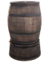Stor regnvandstønde i træ med mørke metalbånd og rustikt look, udstyret med tappehane nederst. Velegnet til opsamling af regnvand i haven.
