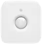 Hvid, firkantet Philips bevægelsessensor med afrundede hjørner, centralt kuppelformet sensor og lille cirkulær indikator ovenover. Kompakt design til smart home-automatisering.