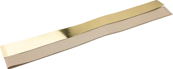 Lang, flad, metallisk guldfarvet strimmel med reflekterende overflade og glatte kanter. Velegnet til dekoration eller hobbybrug, cirka 2,5 cm bred og flere centimeter lang.