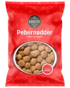Rød pose Nordthy Pebernødder med små, runde, brune peberkager. Posens vindue viser indholdet. Tekst: Lækre og sprøde, bagt med kærlighed.