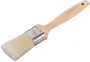 Flad malerpensel med lyst træhåndtag, sølvfarvet metalbånd og hvide syntetiske børster. Håndtaget har ophængshul og "Segacolor" mærke. Bredde: 45 mm.