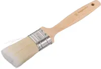 Flad malerpensel med lyst træhåndtag, metalbånd og hvide syntetiske børster. Håndtaget har ophængshul og "SageColor" mærke. Velegnet til maling eller lakering.