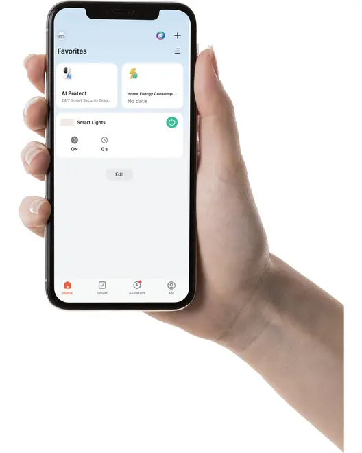 Hånd holder en smartphone med en smart home-app, der viser Favoritter, AI Protect, Home Energy Consumption og Smart Lights-kontrol.