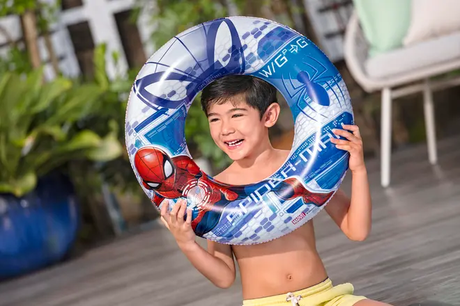 Uppblåsbar badring för barn med blått och vitt Spider-Man-motiv. Tillverkad av slitstark plast, perfekt för pool eller strand och för barn som lär sig simma.