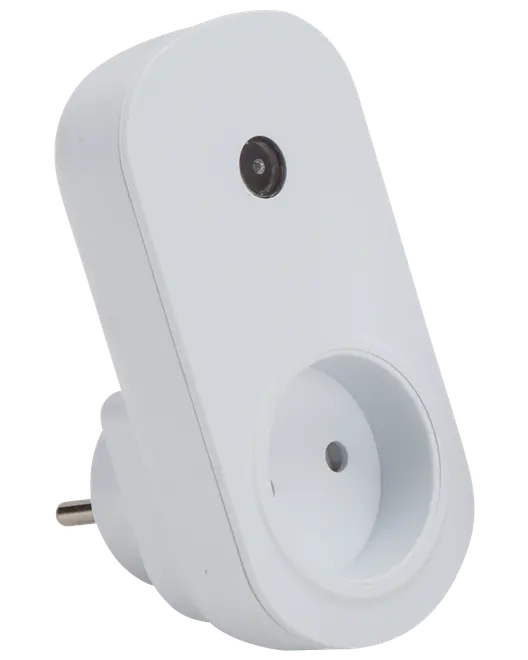 Hvid smart stikadapter med rund stikkontakt og enkelt knap på fronten, designet til europæiske stikkontakter. Velegnet til fjernstyring af elektriske apparater.