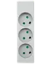 Hvid lodret stikkontakt med tre runde europæiske udtag og grønne jordforbindelser.