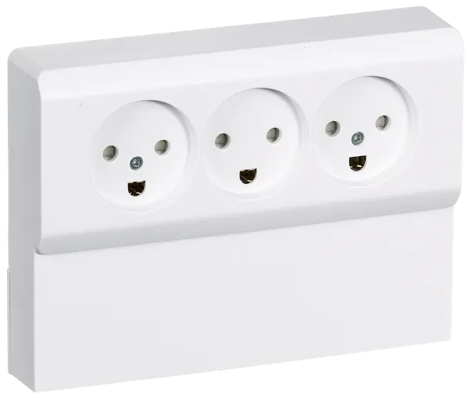 Hvid tredobbelt stikkontakt til vægmontering med tre runde udtag, egnet til europæiske stik. Overflademonteret design i holdbar plast med et rent, moderne udseende.