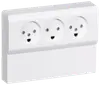 Hvid tredobbelt stikkontakt til vægmontering med tre runde udtag, egnet til europæiske stik. Overflademonteret design i holdbar plast med et rent, moderne udseende.