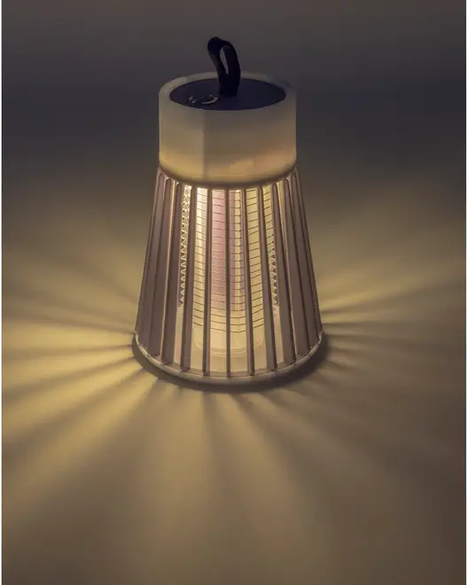 Moderne LED-lanterne med kegleform og lodrette lameller, udsender varmt lys i et strålemønster, har sort bærehåndtag øverst, velegnet til indendørs og udendørs brug.