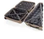 Åben beige hardcase-kuffert med sort inderfor, krydsstropper til fastgørelse af indhold og lynlåsnetrum til organisering. Fire hjul og solidt håndtag ses.