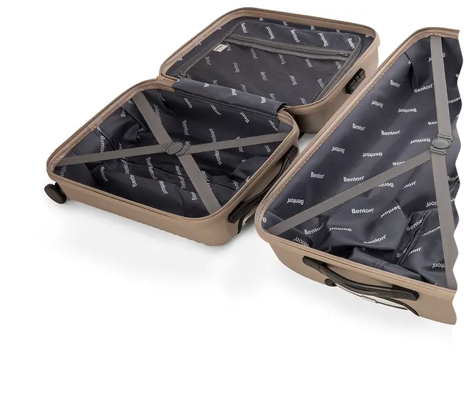 Åben beige hardcase-kuffert med sort inderfor, krydsstropper til fastgørelse af indhold og lynlåsnetrum til organisering. Fire hjul og solidt håndtag ses.