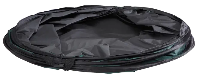 Hopfällbar svart pop-up trädgårdssäck i slitstarkt tyg, visas hopvikt för förvaring. Förstärkta kanter och handtag för enkel transport av löv eller skräp.