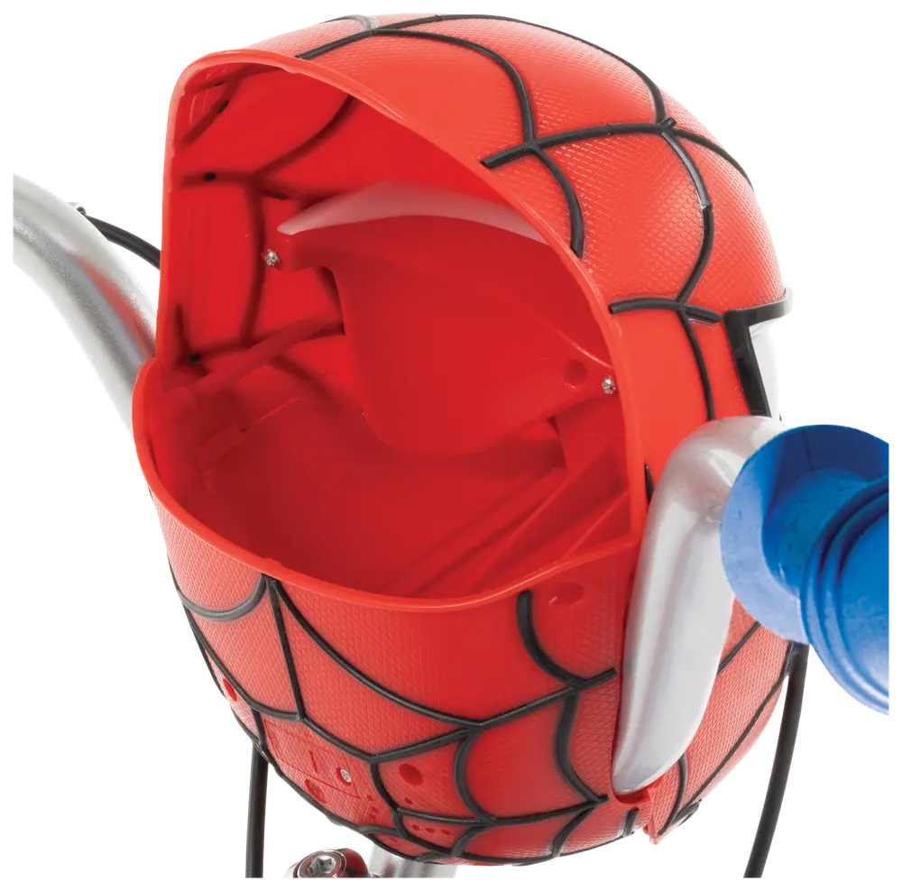 Röd cykelkorg med Spiderman-tema och svart nätmönster, monterad på styret. Korgen har ett lock för säker förvaring av småsaker under cykelturen.