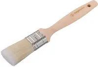 Flad malerpensel med lyst træhåndtag, metalbånd og hvide syntetiske børster. Håndtaget har ophængshul og "SageColor" mærke. Velegnet til maling eller lakering.