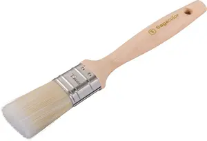 Flad malerpensel med lyst træhåndtag, metalbånd og hvide syntetiske børster. Håndtaget har ophængshul og "SageColor" mærke. Velegnet til maling eller lakering.