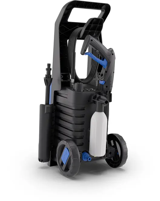 Kompakt sort og blå højtryksrenser med store hjul, ergonomisk håndtag, fastgjort sprøjtepistol, slangerulle og sæbeflaske. Ideel til nem transport og udendørs rengøring.
