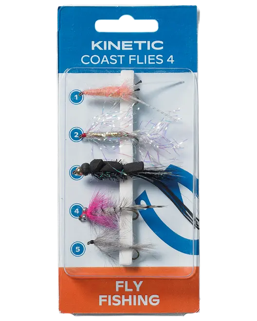 Pakke med fem forskellige Kinetic Coast Flies til fluefiskeri, i forskellige farver og materialer, hver med en skarp krog, designet til kystfiskeri.