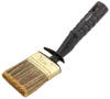 Flad pensel med 70 mm brede børster, guldfarvet metalbånd og sort ergonomisk plastgreb med riller og ophængshul. Velegnet til maling af store flader.