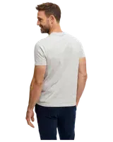 Herr-t-shirt i ljusgrått med korta ärmar, klassisk passform och rund halsringning. Slät baksida utan tryck. Mjuk, lätt kvalitet. Modellen visas bakifrån, ansikte ej synligt.