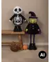 Två Halloween-mjukisdockor: en svart skelettdocka och en häxdocka med svart hatt och cape, lila detaljer och randiga ben. - Billedet er skabt med AI