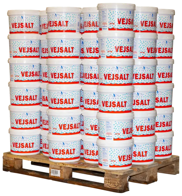 Stablede hvide plastikspande med mærket 'VEJSALT' på en træpalle, bruges til vejsalt. Hver spand har blå og rød grafik samt låg for nem opbevaring og transport.