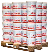 Stablede hvide plastikspande med mærket 'VEJSALT' på en træpalle, bruges til vejsalt. Hver spand har blå og rød grafik samt låg for nem opbevaring og transport.