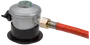 Sølvfarvet gasregulator med fastgjort orange slange, sort base og trykjusteringsknap på toppen. Velegnet til tilslutning af gasflasker for sikker gasstrøm.