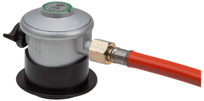 Sølvfarvet gasregulator med fastgjort orange slange, sort base og trykjusteringsknap på toppen. Velegnet til tilslutning af gasflasker for sikker gasstrøm.
