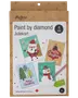Paint by diamond julkortset, innehåller 4 kort med motiv: tomte, snögubbe, gran och "Merry Christmas" text. Passar från 3 år.