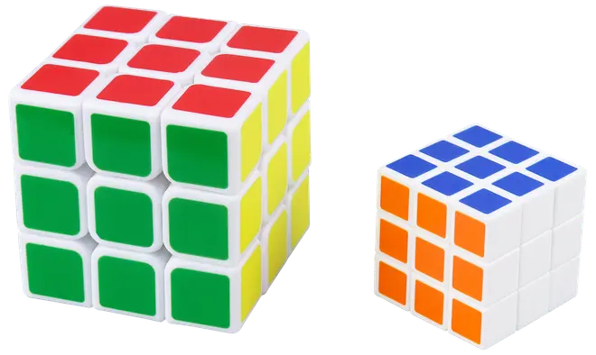 Sæt med to Rubik's kuber, en stor og en lille, begge med hvid plastikramme og farvede klistermærker: rød, grøn, gul, blå og orange på siderne.