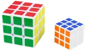 Sæt med to Rubik's kuber, en stor og en lille, begge med hvid plastikramme og farvede klistermærker: rød, grøn, gul, blå og orange på siderne.