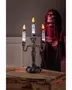 Gotisk kandelaber med tre LED-ljus, dödskalle- och fladdermusdetaljer samt fejkblod. Perfekt för Halloween eller skräckdekoration. Tillverkad i mörkt material.