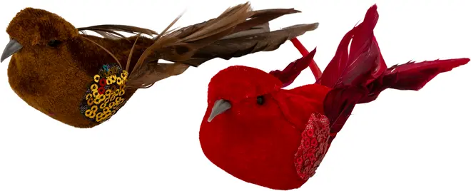 Sæt med to dekorative fugle, én brun og én rød, med ægte fjerhaler og pailletdetaljer på siderne. Perfekt til hobby, boligindretning eller julepynt.