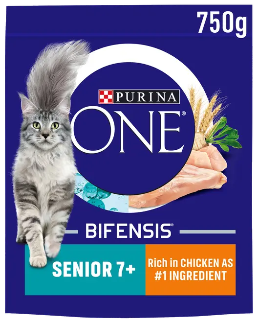 Purina ONE Bifensis Senior 7+ kattefoder, 750g pose. Viser en grå kat, kyllingstykker, korn og urter. Rig på kylling som hovedingrediens, egnet til ældre katte.