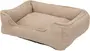 Rektangulär beige hundbädd med upphöjda kanter och mjukt, texturerat tyg. Har stödjande bolsterdesign och platt, vadderad sovyta för komfort.