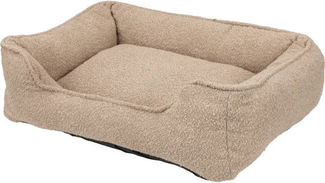 Rektangulär beige hundbädd med upphöjda kanter och mjukt, texturerat tyg. Har stödjande bolsterdesign och platt, vadderad sovyta för komfort.