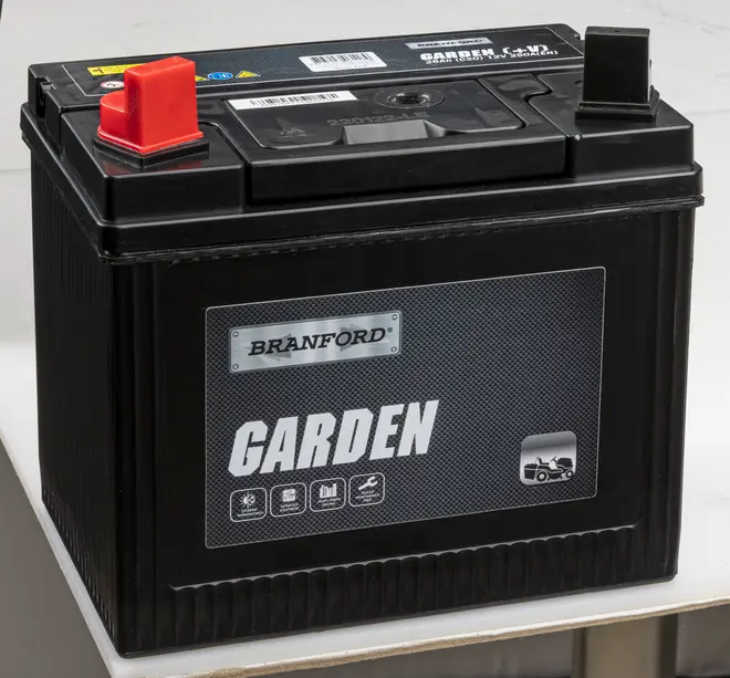 Sort Branford Garden-batteri til havemaskiner, med røde og sorte terminaler, robust plastkabinet og tydelig mærkning. Velegnet til plænetraktorer og lignende udstyr.