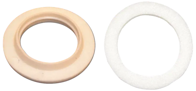 Två runda skumliknande ringar, en beige och en vit, med släta kanter och ihåliga mitten.