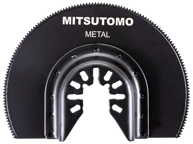 Halvcirkelformat svart metallskärblad märkt 'Mitsutomo Metal'. Segmenterad kant för kapning, central monteringsöppning och förstärkt konstruktion för hållbarhet.