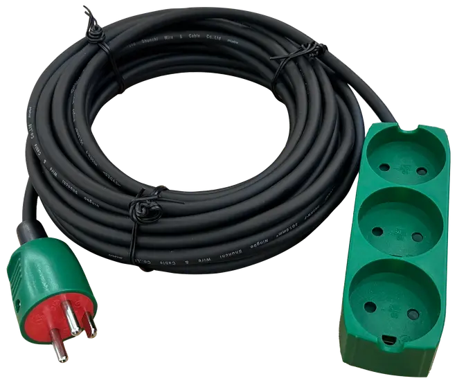 Grøn forlængerledning med tre runde stik og lang sort kabel. Passer til europæiske stik, ideel til indendørs eller udendørs brug til flere enheder.