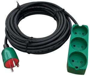 Grøn forlængerledning med tre runde stik og lang sort kabel. Passer til europæiske stik, ideel til indendørs eller udendørs brug til flere enheder.