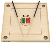 Træ carrom-bræt med fire hjørnelommer, to strikere og farvede carrom-mønter i midten. Røde og grønne mønter medfølger. Glat finish og røde grænselinjer.
