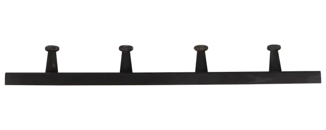 Sort metalmonteringsskinne med fire jævnt fordelte opretstående knopper eller bolte på en lang rektangulær base.