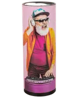 Høj cylindrisk beholder med farverigt tryk af ældre mand som DJ, iført hovedtelefoner, gul jakke og betjener DJ-mixer på lyserød baggrund.