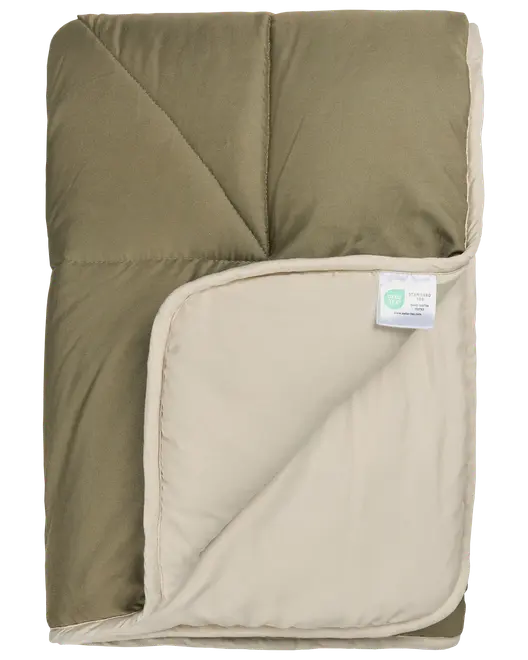 Vändbar täcke med olivgrön ovansida och beige undersida, quiltad design, mjukt tyg, lätt, passar alla årstider, med skötselråd i hörnet, perfekt för sängkläder.